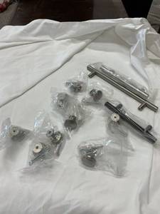 lot 47999 image: Misc Drawer Hardware
