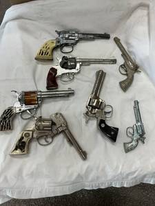 lot 48013 image: Vintage Toy Guns