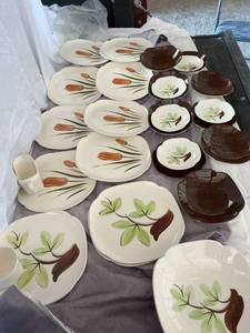 lot 48040 image: Mid Century Modern Hand-Painted Continental Klin Dish Set