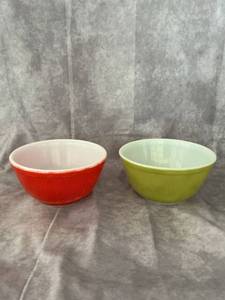 lot 48047 image: Two Pryex Bowls Red & Green