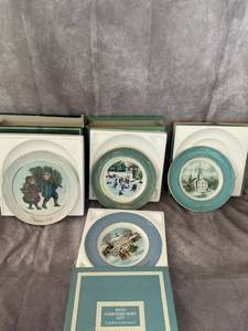 lot 48067 image: Lot of 4 Avon Christmas Plates