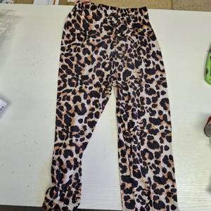 lot 24452 image: GIRLS THIN CHEETAH PRINT PANTS SIZE 11-12