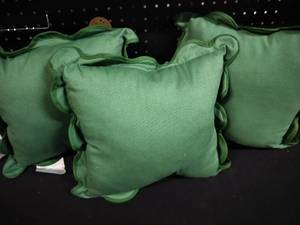 lot 3701 image: Decorative Pillows Set of 3 Throw Pillow - Green