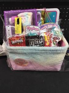 lot 4409 image: Easter Gift Basket with Beauty Items and Candy Assortment