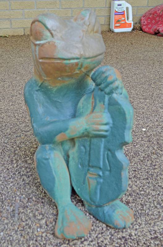 lot 4003 image: Cast Iron Frog Lawn Statue - 14 tall