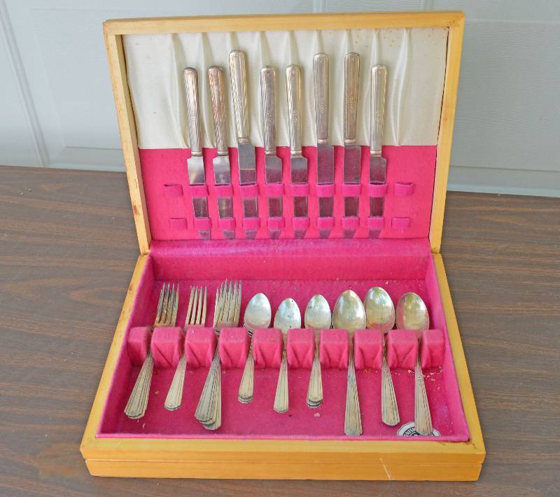 lot 4035 image: Aristocrat Silverplate - 27 Piece Total Silverware