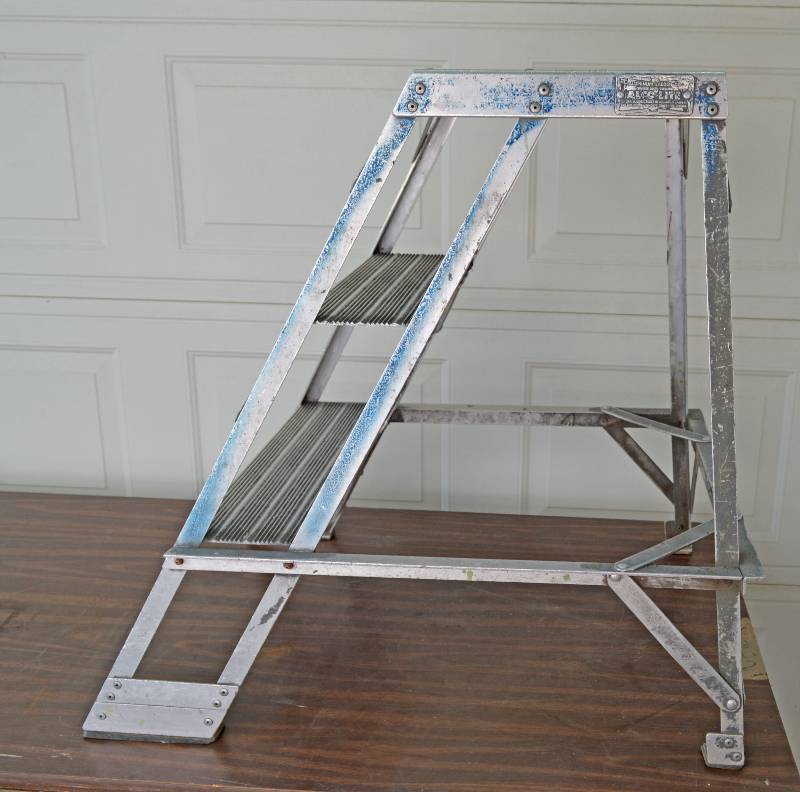 lot 4039 image: Alco-Lite Aluminum Step Ladder - 30 Tall