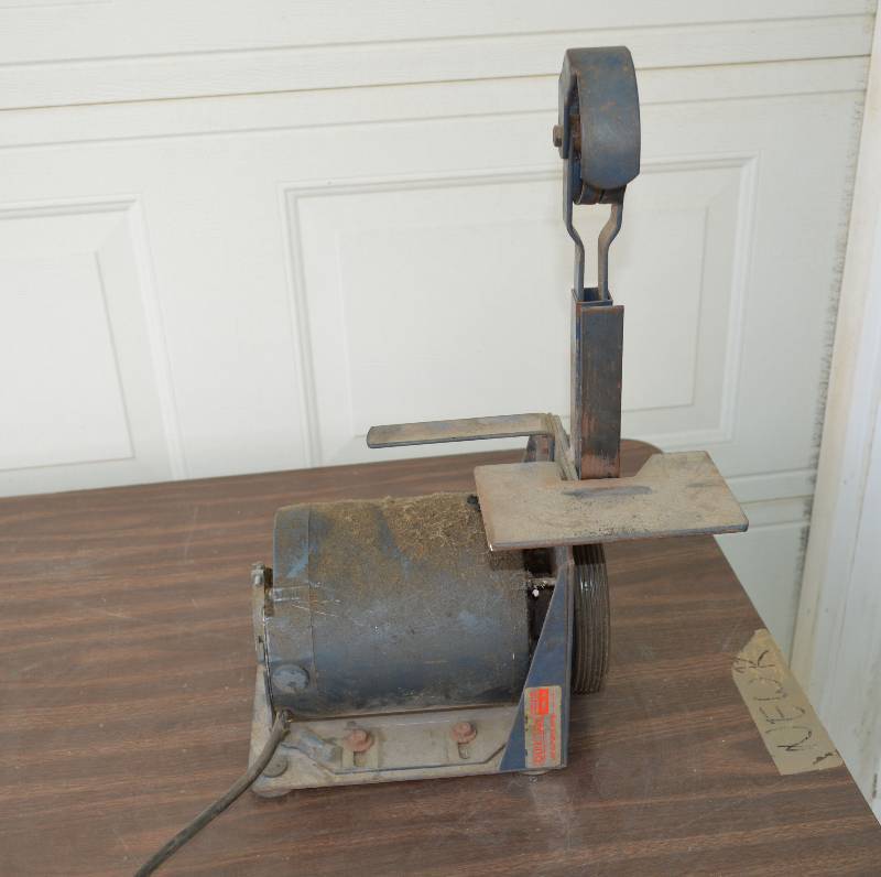 lot 4041 image: Quik-Sand Verticle Belt Sand Grinder - Power-Kraft - Works - Needs Belt