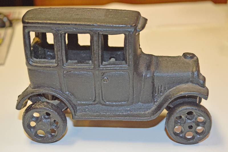 lot 4021 image: Cast Iron Car - Very Cool