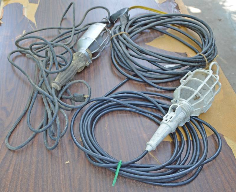 lot 4072 image: Drop Cord and 2 Trouble Lights - Neat