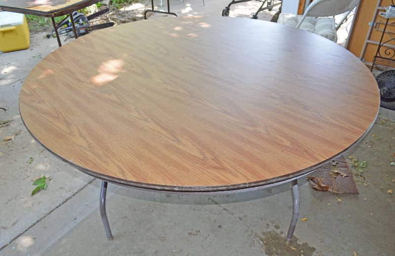 lot 4078 image: Round Table w Folding Legs