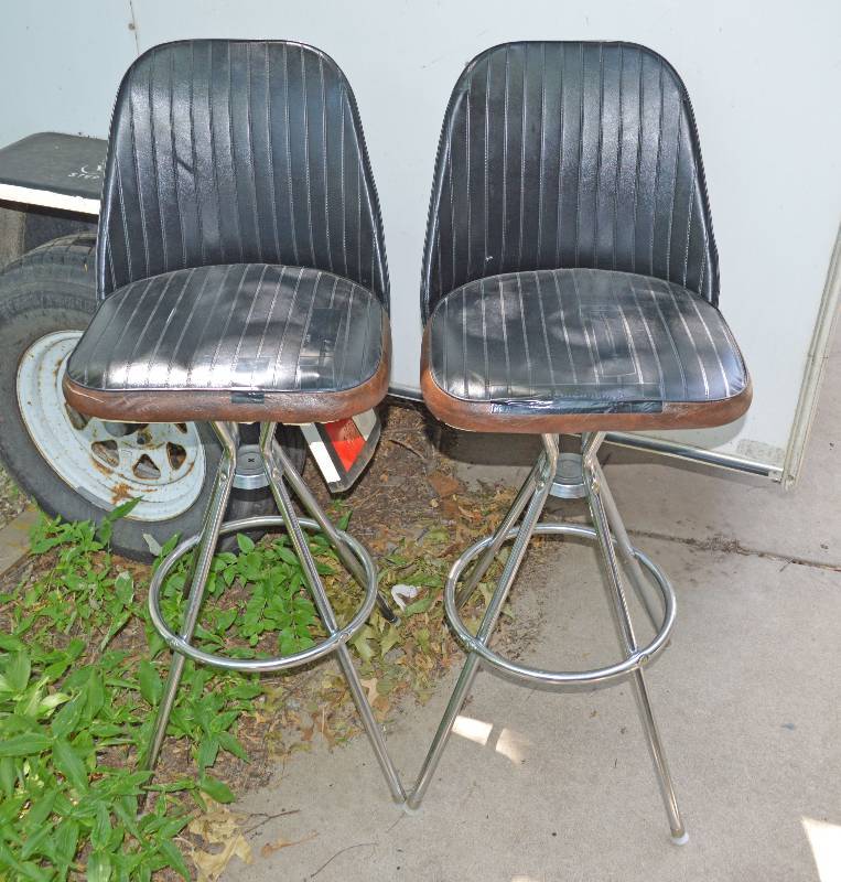 lot 4080 image: Lot of 2 Vintage Bar Chairs