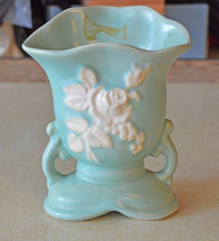 lot 4087 image: Weller Vase - Beautiful