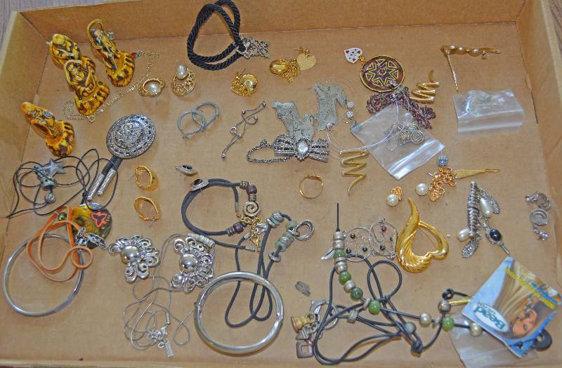 lot 4091 image: Lot of Assorted Jewelry - Beautiful