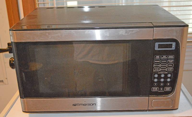 lot 4111 image: Emerson Microwave Oven - Very Cool