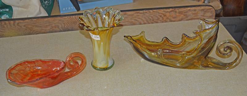 lot 4114 image: 3 Pieces of Art Glass - Very Beautiful