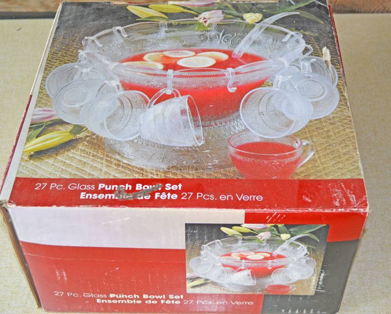 lot 4115 image: 27pc Punch Bowl Set - Great for those Family Get Togethers