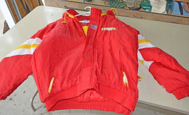 lot 4119 image: Starter KC Chiefs Coat - Size Large