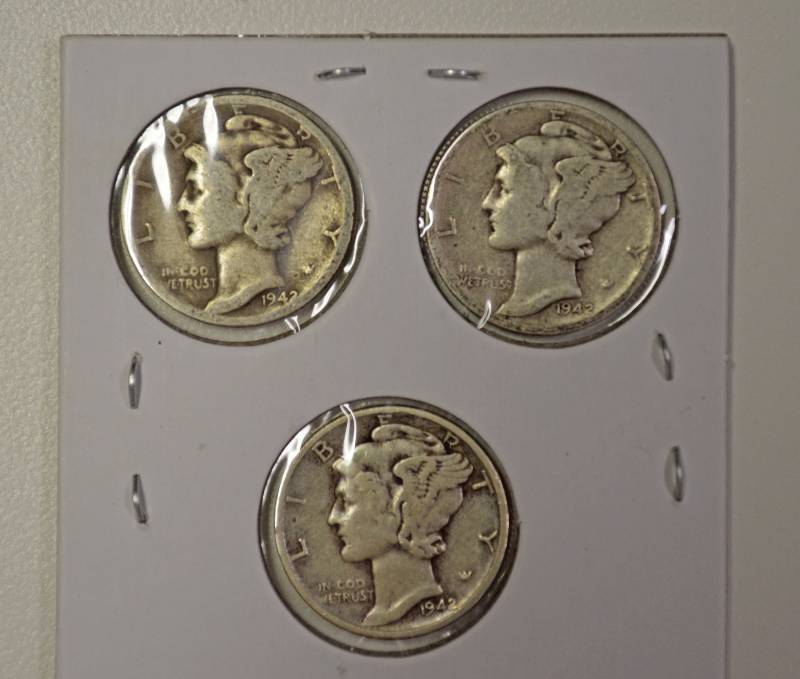 lot 4060 image: Set of 3 - 1942 Mercury Silver Dimes - P-D-S Mints