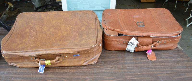 lot 4132 image: 2 Pieces of Luggage- Take a Look