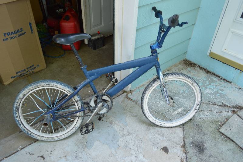 lot 4133 image: Mongoose Bicycle w Pegs- Wow