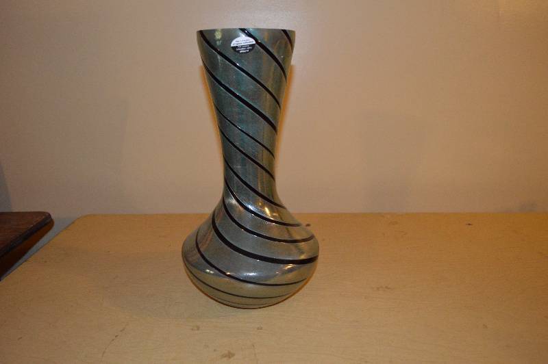 lot 4144 image: Pier 1 Art Glass Vase- How Pretty
