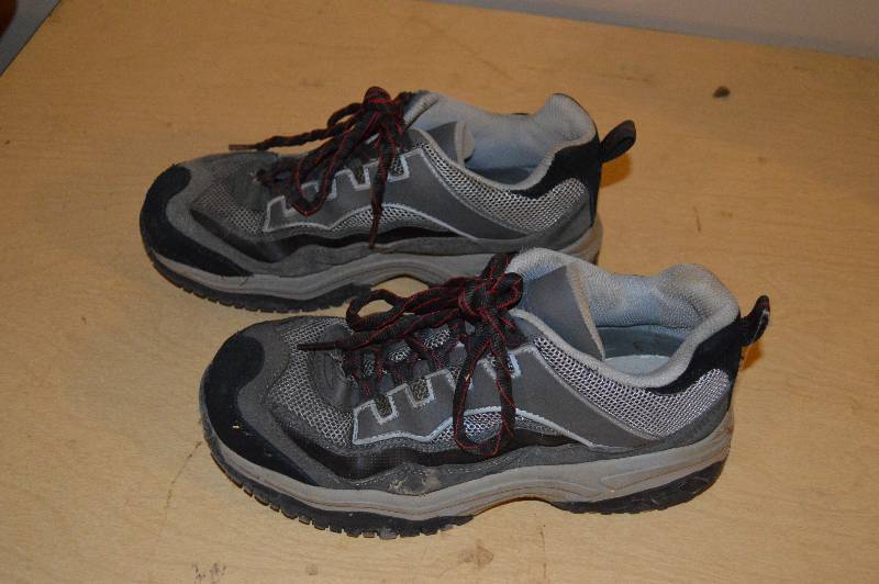 lot 4147 image: Pair of Brahma Womens Shoes- Size 7.5- Check it Out