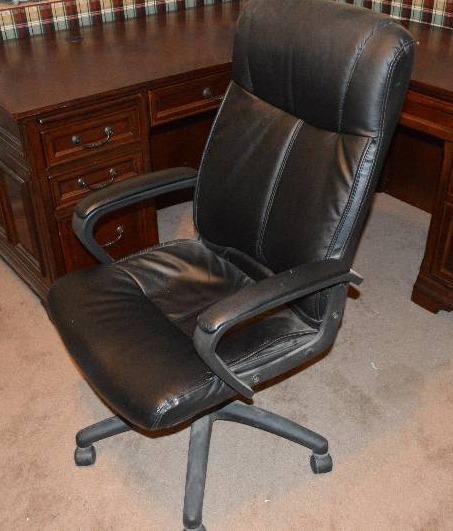 lot 4166 image: Black Leather Office Chair on Wheels- Wow