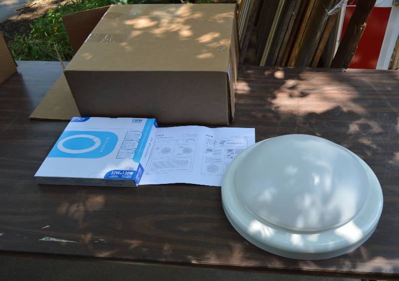 lot 4173 image: New in Box Light Fixture w Bulb- Wow