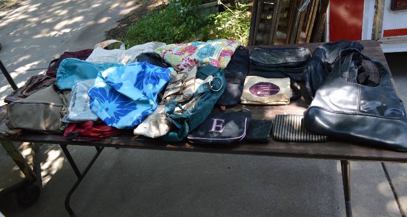 lot 4176 image: Lot of Assorted Purses and Bags- Take a Look