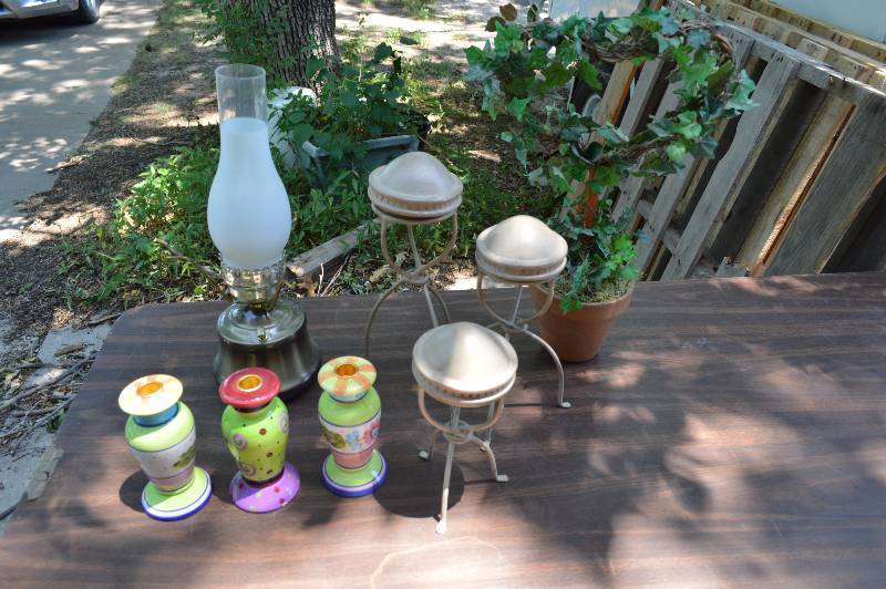 lot 4185 image: Lot of Housewares- Lamp, Candles, Dcor- Take a Look