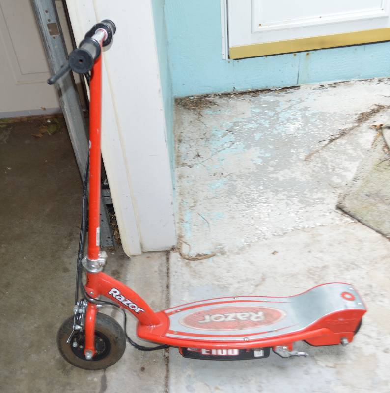 lot 4200 image: Razor Electric Scooter- So Cool