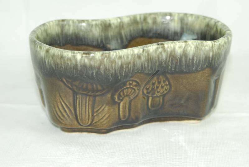 lot 2040 image: ANTIQUE Hull B2 USA BROWNISH-GREEN HERB PLANTER - mushroom decor - NICE