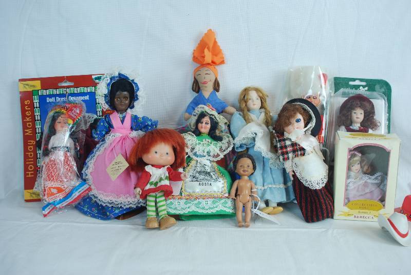 lot 2048 image: Lot of various Collectible Dolls