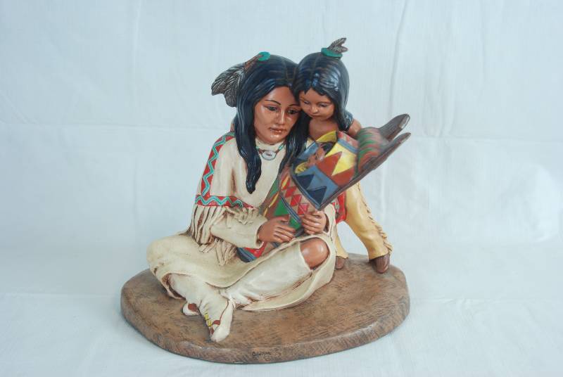 lot 2050 image: Native American Indian Mother and Child Figurine - sweet