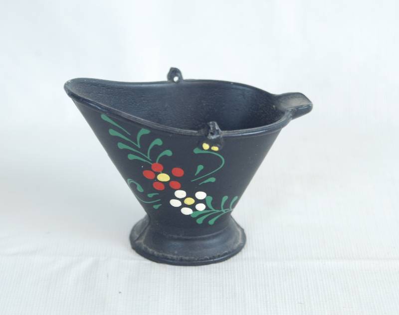 lot 2069 image: Small, Painted Cast Iron Ash Can - Very cute