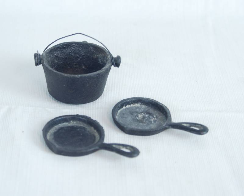 lot 2070 image: Set of 3 Small Cast Iron Pans and a Pot SO CUTE