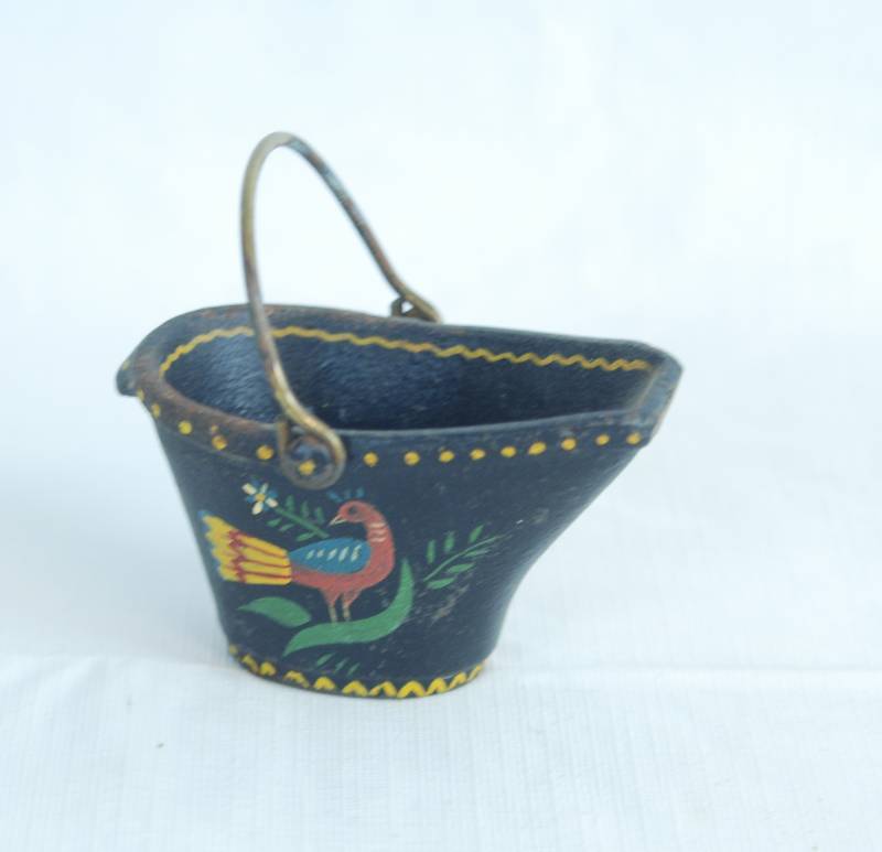 lot 2071 image: Small, Painted Cast Iron Ash Can - Very cute