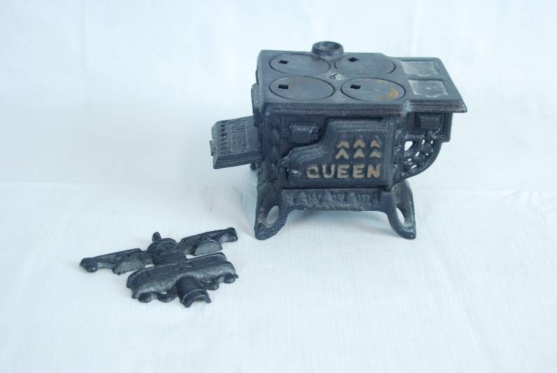lot 2072 image: Miniature Replica of a Vintage Cast Iron Stove and a Neat Southwestern Cast Iron Pendant