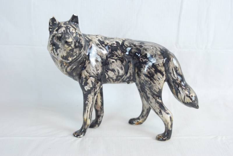 lot 2076 image: Beautiful Wolf Figurine