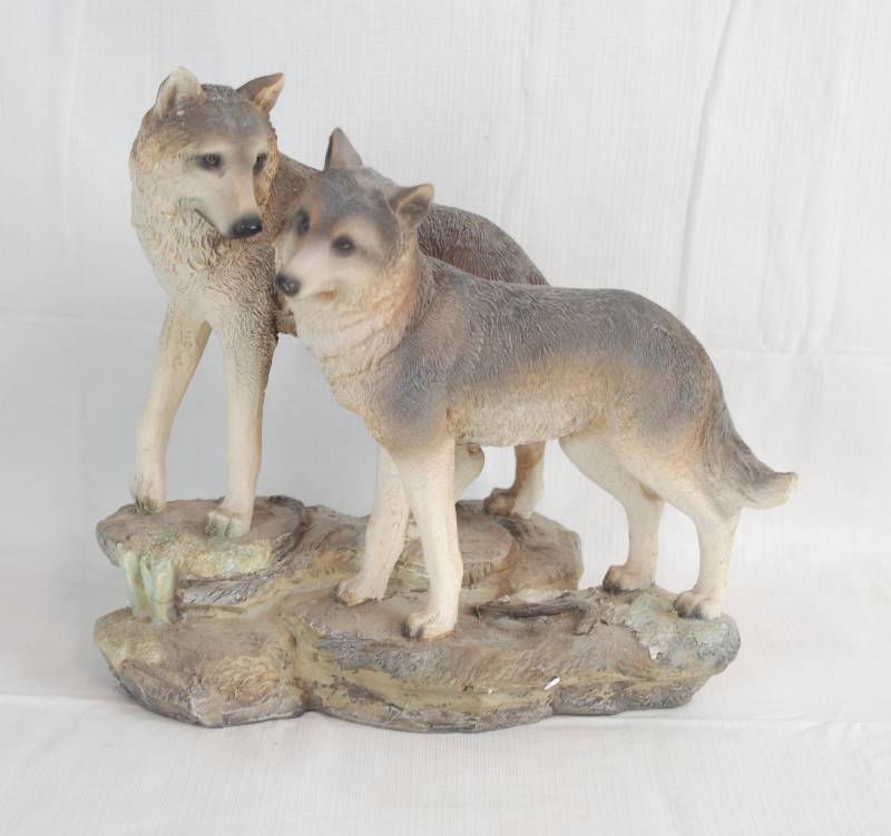 lot 2078 image: Very Nice Wolf Figurine