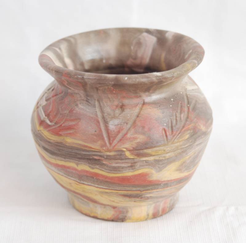 lot 2401 image: Beautiful Southwester  Native American Small Pottery Vase - Gorgeous and in Great Condition