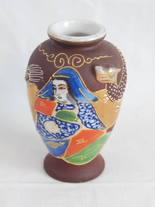 lot 2403 image: Small Japanese Bud Vases - MADE IN JAPAN - Gilded Moriage - Appears to be vintage - check it out at the preview
