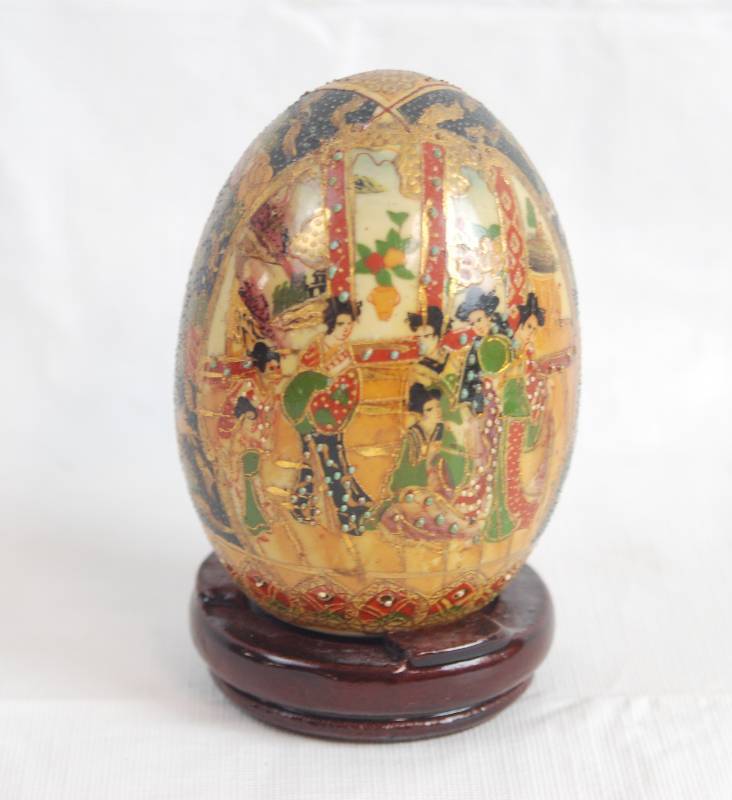 lot 2404 image: Vintage Satsuma Chinese Asian Oriental Porcelain Enamel Moriage Egg Geisha Figural Scene Gilded - AMAZING
