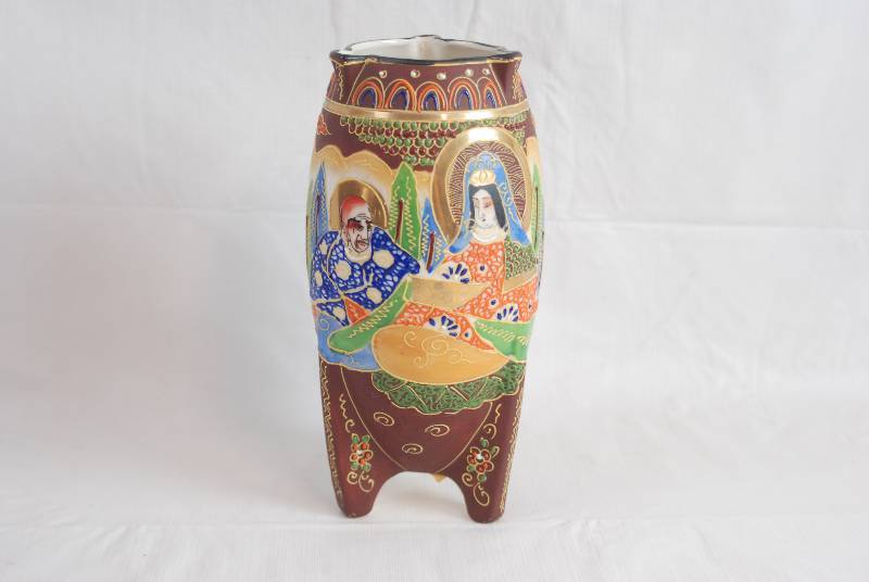 lot 2405 image: Vintage Satusuma Footed Vase - Moriage Japan - Beautiful