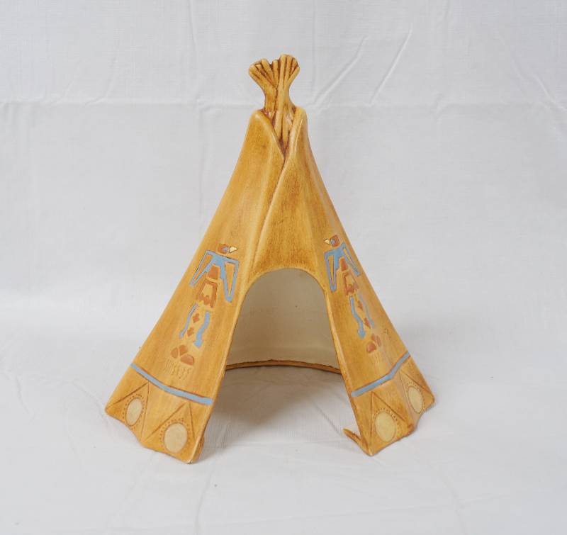 lot 2083 image: Native American Indian Ceramic Tipi Figurine - Nice