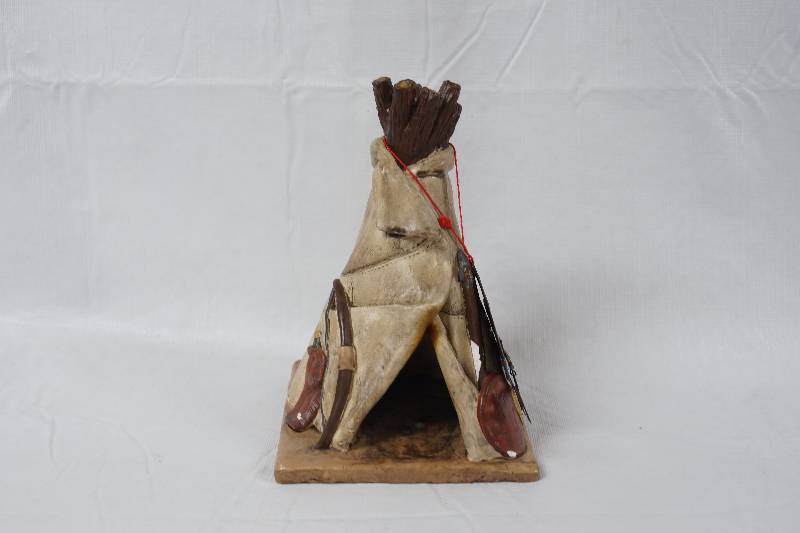 lot 2084 image: Native American Indian Ceramic Tipi Figurine - Nice