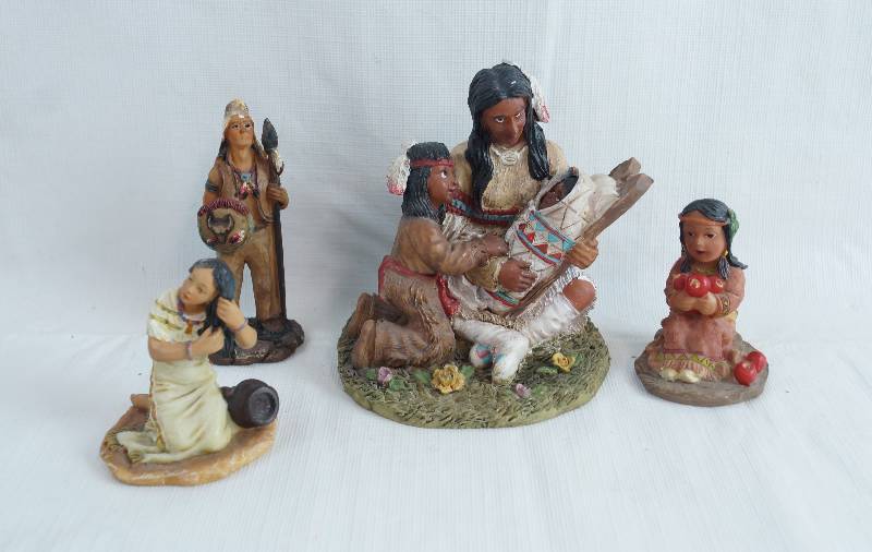 lot 2437 image: Lot of Native American Indian Figurines