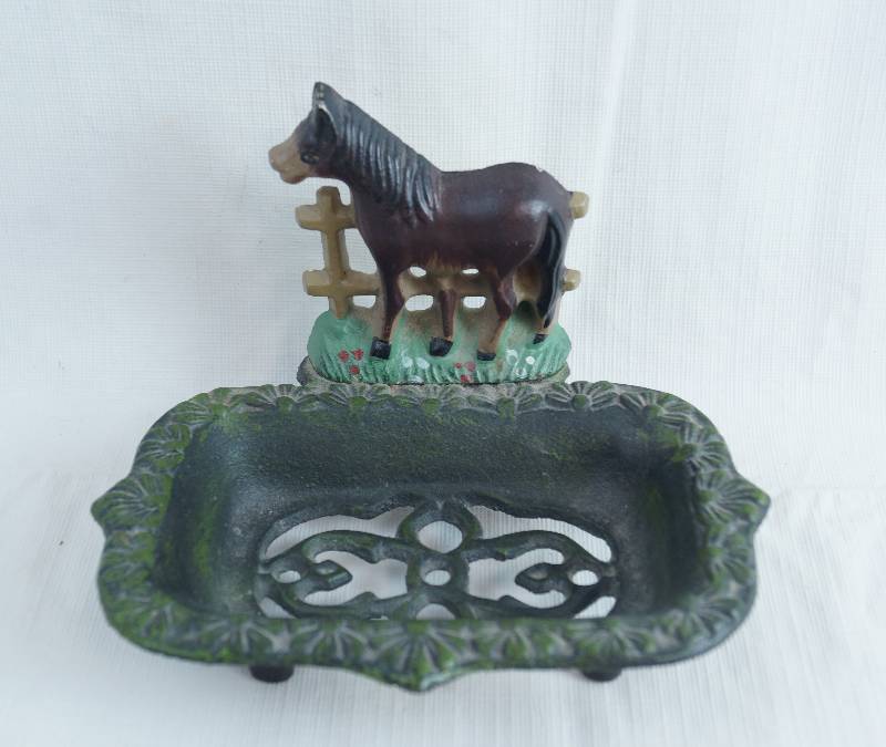 lot 2447 image: Cast Iron Metal Painted Horse  Farm Decor Soap Dish Vintage