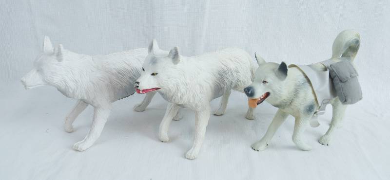 lot 2451 image: Lot of 3 Wolf Figurines - Collectible